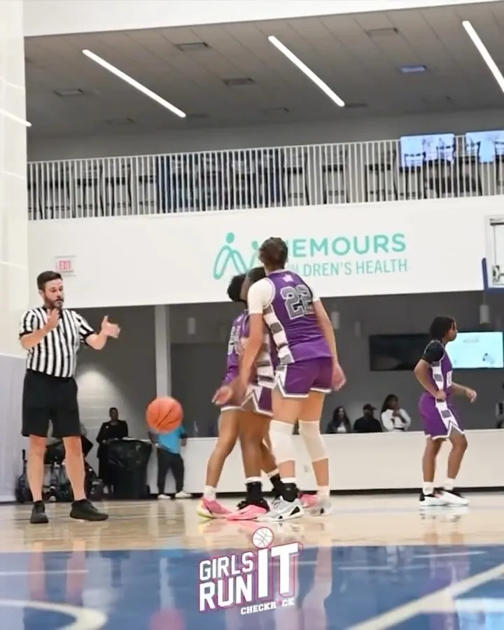 Girls Run It game action